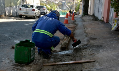 Saae de Volta Redonda troca de rede de água no bairro Jardim Europa